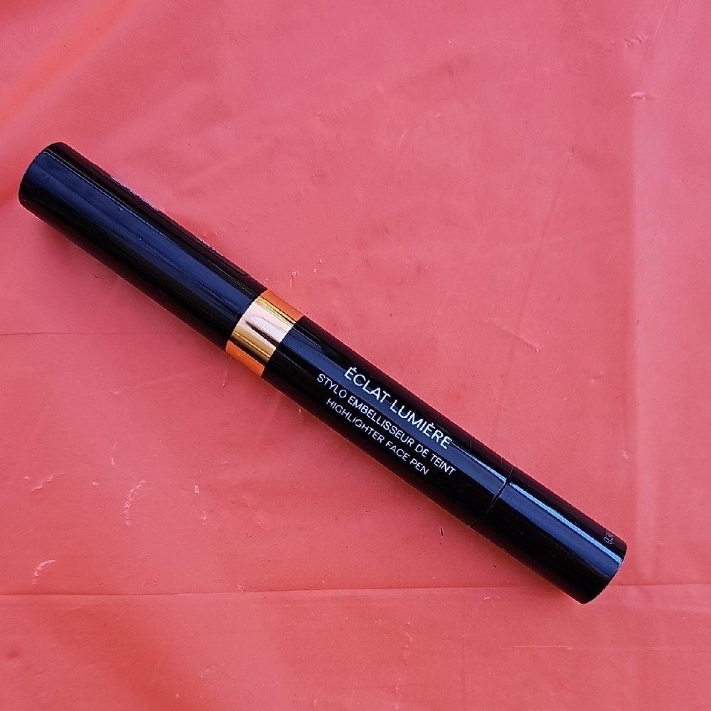 CHANEL Black and Gold Highlighter Radiant Glow